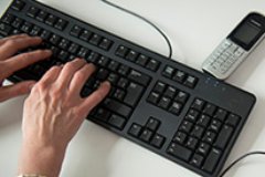 Jemand schreibt auf einer Computertastatur. Copyright: Christian Flierl